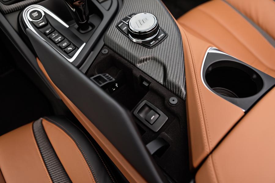 Детали интерьера BMW i8 Roadster (I15) 2018 года  (WW) (фото 92 из 198)